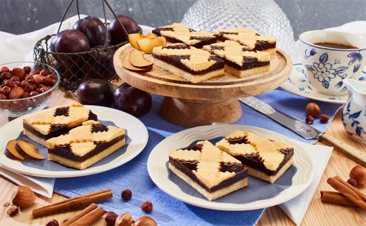 Linzer Schnitte mit Mürbeteigboden, Pflaumenmus und einem Gitter aus Nussmürbeteig